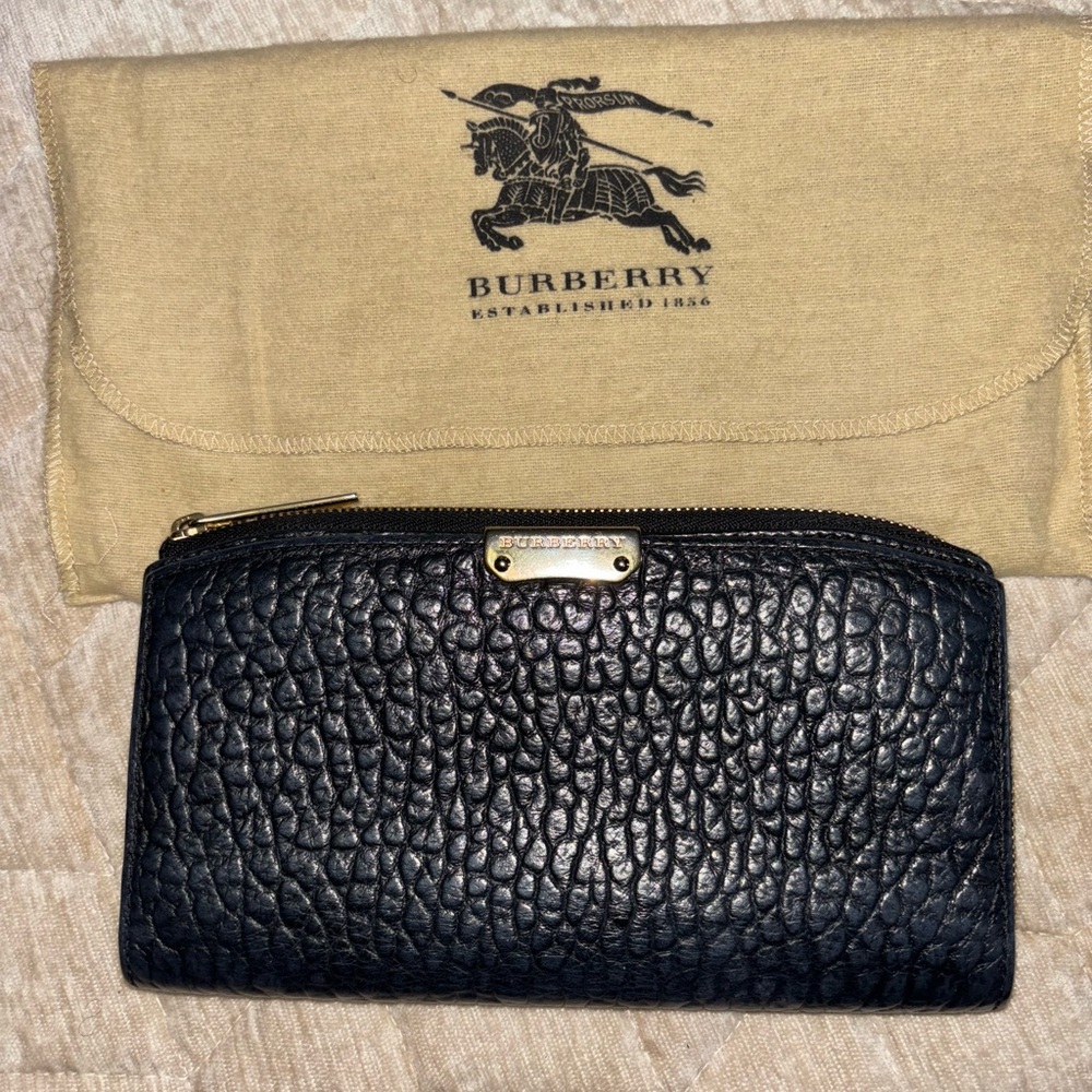 Stunning Burberry, black pebbled leather wallet, w/dustbag. - Picture 2 of 5